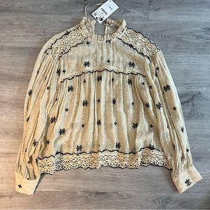 Cute cream zara top with lacey and black details